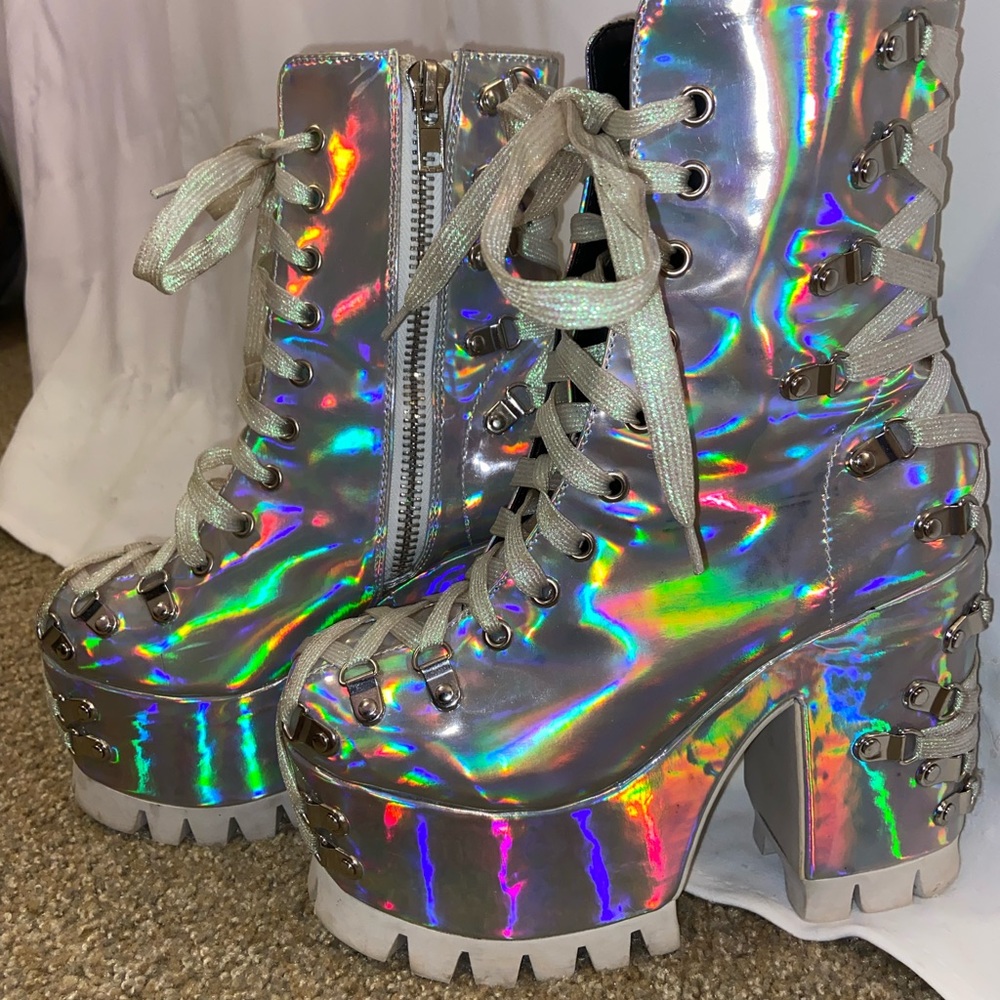 ClubExx Iridescent platforms